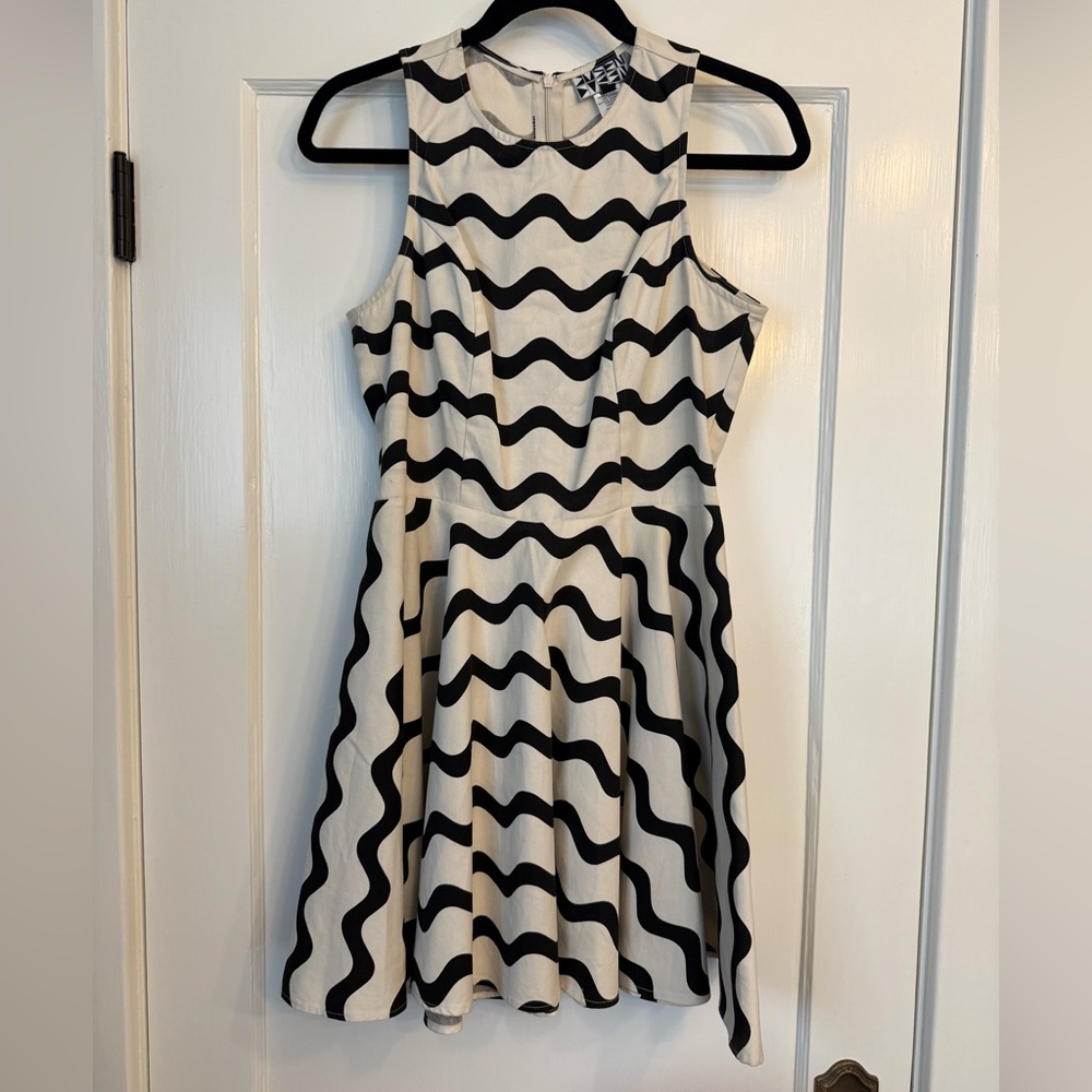 Dusen Dusen Geometic Wave Mini Skater Dress Women’s Size 6 Holiday Party Dress